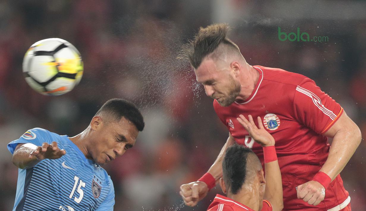 Sundulan maut Marko Simic ke gawang Johor Darul Ta’zim pada laga Piala AFC 2018 di Stadion Utama Gelora Bung Karno, Jakarta, Selasa (10/4/2018). Persija Jakarta menang 4-0.  (Bola.com/Nick Hanoatubun)