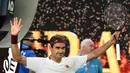 Petenis Swiss, Roger Federer merayakan kemenangannya atas Tennys Sandgren dari Amerika Serikat pada babak perempat final tunggal putra Australia Terbuka di Melbourne, Selasa (28/1/2020). Federer melaju ke semifinal usai mengalahkan Sandgren. (Manan VATSYAYANA/AFP)