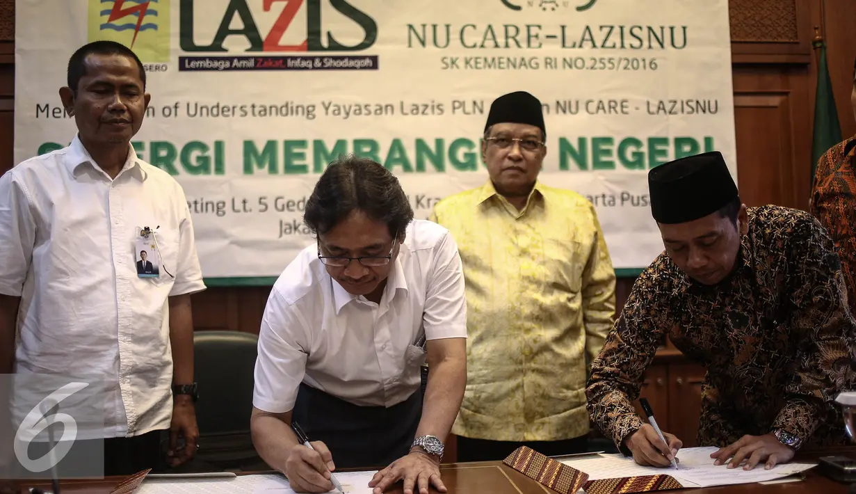Ketua Umum PBNU, KH. Said Aqil menyaksikan penandatangan MoU Pendistribusian dan Pendayagunaan Zakat NU Care - LAZISNU dengan Yayasan PLN di Gedung PBNU, Jakarta, Kamis (29/12). (Liputan6.com/Faizal Fanani)