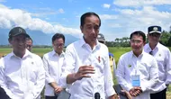 Presiden Jokowi didampingi Menteri Pertanian (Mentan) Andi Amran Sulaiman mengunjungi panen padi sekaligus gerakan olah tanah dan percepat tanam di hamparan persawahan yang diairi Bendung Daerah Irigasi Gumbasa, Kabupaten Sigi.