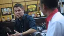 Mantan pemain Timnas Inggris, Michael Owen (kiri) berbincang dengan Sesmenpora, Gatot S Dewa Broto di kantor Kemenpora, Jakarta, Senin (5/2). Owen berencana mendirikan Michael Owen Footbal Centre di Indonesia. (Liputan6.com/Helmi Fithriansyah)