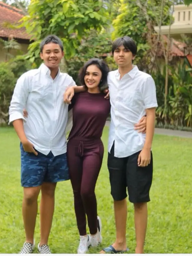 8 Potret Yuni Shara dan Kedua Putranya, Dampingi Anak saat Nonton Film Dewasa