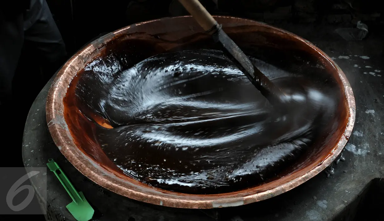 Foto yang diambil 23 Januari 2016 menunjukkan pekerja membuat dodol imlek di pabrik Nyona Lauw di Neglasari, Tangerang. Jelang Tahun Baru Imlek, permintaan dodol dan kue keranjang meningkat dua kali lipat. (Liputan6.com/JohanTallo)