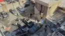 Serangan terjadi pada Selasa 18 November 2025 malam waktu setempat. Tampak dalam foto, warga berkumpul di sekitar mobil-mobil yang rusak akibat serangan Israel pada Selasa malam di kamp pengungsi Palestina Ein el-Hilweh, di kota pelabuhan selatan Sidon, Lebanon, Rabu 19 November 2025. (AP Photo/Mohammed Zaatari)