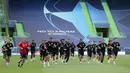 Para pemain Bayern Munchen melakukan jogging saat sesi latihan di Stadion Jose Alvalade, Lisbon, Selasa (18/8/2020). Bayern Munchen akan menghadapi Lyon pada pertandingan semifinal Liga Champions. (Miguel A. Lopes/Pool via AP)