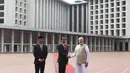 Presiden Joko Widodo (tengah) bersalaman dengan PM India Narendra Modi (kanan) saat mengunjungi Masjid Istiqlal, Jakarta, Rabu (30/5). Kunjungan kenegaraan Narendra Modi tersebut membahas isu-isu bilateral, regional dan global. (Liputan6.com/Angga Yuniar)