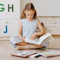 Ilustrasi Anak Membaca Buku Credit: pexels.com/Mikhail