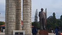 Patung Soekarno di Indramayu miring. (Istimewa)