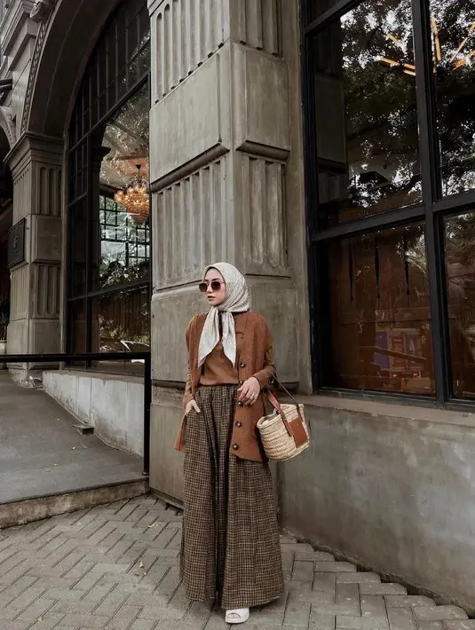 Ide look nuansa earth tone yang kece, padukan cardigan panjang lengan pendek dengan sweatshirt warna cokelat yang senada. Sementara untuk bawahan, kamu bisa pilih rok warna cokelat yang lebih tua. (Instagram/nisacookie).