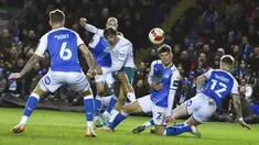 Pemain Manchester City Jack Grealish (tengah) menendang bola saat melawan Peterborough United pada pertandingan sepak bola putaran kelima Piala FA di Stadion Weston Homes, Peterborough, Inggris, 1 Maret 2022. Manchester City menang 2-0. (AP Photo/Rui Vieira)