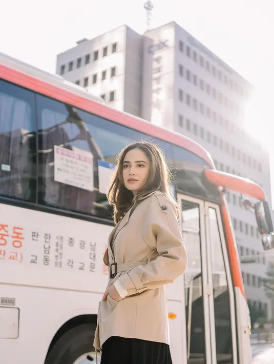 Ide OOTD musim dingin yang manis dari Syifa Hadju. Ia tampil mengenakan coat cokelat dengan detail belt dan kantong yang manis. [Foto: Instagram/syifahadju]