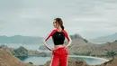 Tampil sporty mengenakan busana serba merah putih, Cinta Laura tampak keren berpose di atas gunung.  [Instagram/claurakiehl]