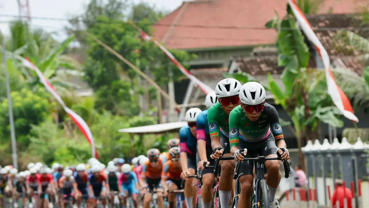 Para pembalap bersaing memperebutkan yang tercepat dalam etape ke dua, Internasional Tour de Banyuwangi Ijen 2025 (Istimewa)