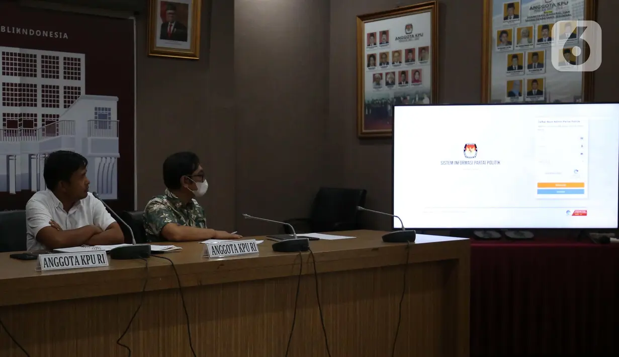 Anggota Komisi Pemilihan Umum (KPU) Idham Holik (kemeja putih) memberikan keterangan Sistem Informasi Partai Politik (Sipol) Pemilu 2024 di Jakarta, Jumat (24/6/2022). KPU meluncurkan Sipol Pemilu 2024 dan telah membuka aksesnya untuk memperlancar proses pendaftaran dan verifikasi partai politik. (Liputan6.com/Angga Yuniar)