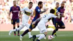 Penyerang Barcelona, Lionel Messi menggiring bola dari kejaran pemain Boca Juniors selama pertandingan Piala Joan Gamper di stadion Camp Nou, Spanyol (15/8). Barcelona menang telak 3-0 atas Boca Juniors. (AP Photo/Manu Fernandez)