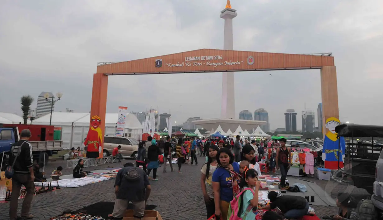 Ribuan pengunjung memadati acara Lebaran Betawi 2014 di pelataran timur Monas, Jakarta, (13/9/14). (Liputan6.com/Herman Zakharia)