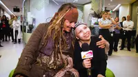 Johhny Depp menjadi bintang tamu di acara Juiced TV dan menghibur anak-anak