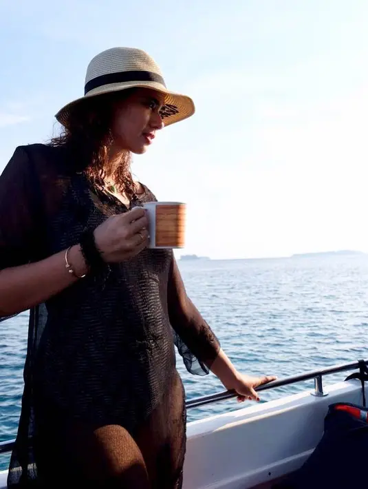 Meski usiannya sudah tak muda lagi, akan tetapi bentuk badan Cathrine Wilson bisa dibilang seksi. (foto: instagram.com/cathrinewilson)