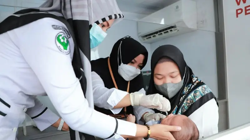 Imunisasi anak yang dilakukan petugas dari Dinas Kesehatan Provinsi Riau.