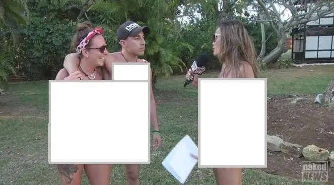 Carli Bei, presenter Naked Show saat sedang melakukan wawancara dengan sepasang kekasih di Hedonism II di Negril, Jamaika. Sumber foto: thesun.co.uk.