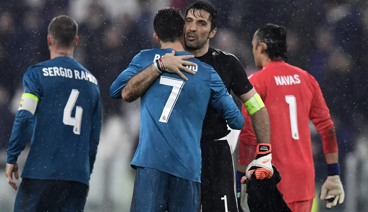 Kiper Juventus, Gianluigi Buffon memeluk  Cristiano Ronaldo usai laga  leg pertama Liga Champions di Allianz Stadium, Turin, (3/4/2018). Ronaldo mencetak dua gol ke gawang Juventus. (AFP/Javier Soriano)