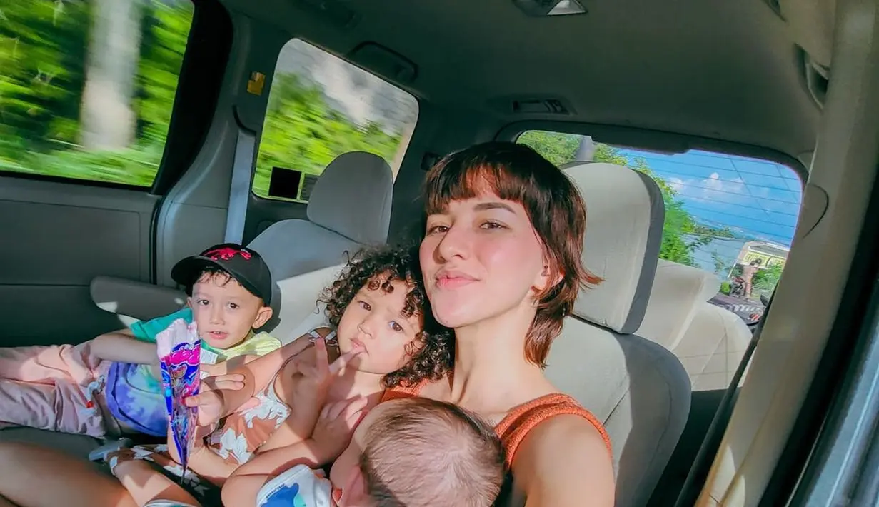 Dari panjang, Dahlia Poland sempat memotong rambutnya menjadi sangat pendek. Kesan manis dengan detail poni membuat Dahlia tampak awet muda, walau telah memiliki 3 anak. Foto: Instagram.