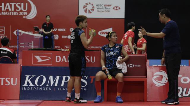 Pebulutangkis Indonesia, Greysia Polii / Apriyani Rahayu, mendengar arahan pelatih saat melawan pasangan Bulgaria. (Bola.com/M. Iqbal Ichsan)