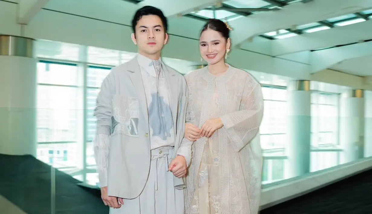 Dua hari sebelum tayang, Rizky Nazar, Syifa Hadju dan pemain lainnya menghadiri gala premiere film. Keduanya pun tampil serasi dalam balutan busana yang senada. Masing-masing tampil gagah dan cantik sambil tersenyum ke arah kamera. (Liputan6.com/IG/@rizkynazar20)