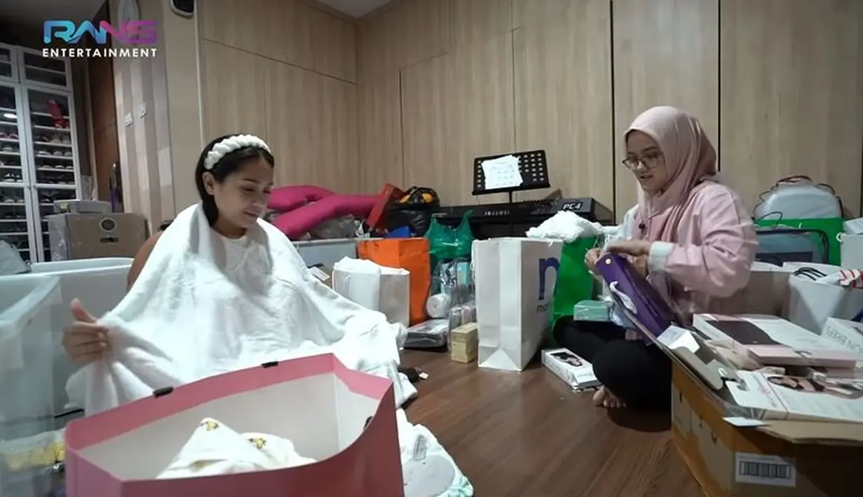 Nagita juga mencoba kain yang bisa dipakai untuk menutupi area dada kala ia sedang menyusui. (Foto: Youtube Rans Entertainment)