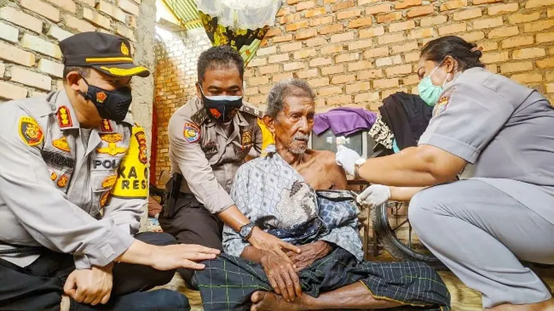 Pemberian vaksin Covid-19 kepada seorang warga lanjut usia di Pekanbaru.