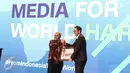 Gubernur Jawa Barat Ahmad Heryawan menerima cinderamata saat menghadiri Konferensi Internasional dan Pertemuan Tahunan ke-5 OIC Broadcasting Regulation Authorities Forum (IBRAF) di Kota Bandung, Rabu (22/2). (Liputan6.com/Helmi Afandi)