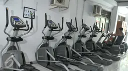 Sejumlah alat fitnes berada di SMA Negeri 2 Tamansari, Jakarta Barat, Kamis (14/4). Alat fitnes tersebut diadakan untuk memfasilitasi siswa saat musim hujan. (Liputan6.com/Gempur M Surya)