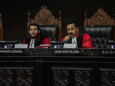 Hakim Konstitusi I Dewa Gede Palguna memberi penjelasan saat berdebat dengan tim kuasa hukum pasangan Prabowo Subianto-Sandiaga Uno terkait keamanan situng dalam sidang lanjutan sengketa Pilpres 2019 di Gedung MK, Jakarta, Kamis (20/6/2019). (Liputan6.com/Faizal Fanani)
