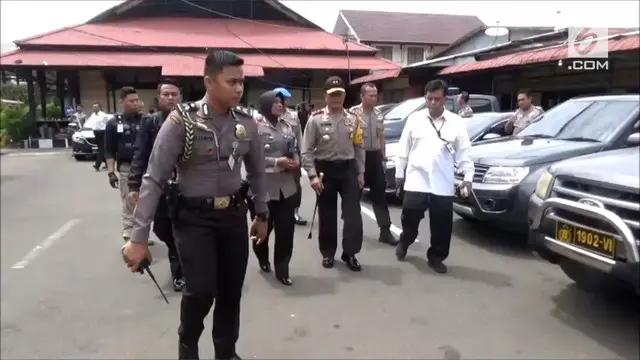 Seorang polisi berpangkat AKBP ditangkap di Bandara Soekarno Hatta karena membawa sabu. Pelaku mengaku akan membawanya untuk uji laboratoriun, namun ternyata ia tidak dalam tugas.