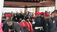 Jenazah Guruh Tiba di TPU Karet Bivak, Megawati Menunggu Samping Pusara