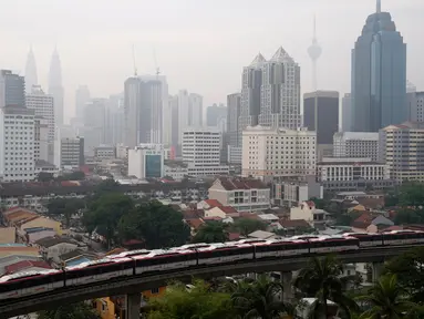Pemandangan saat kabut asap pekat menyelimuti Kuala Lumpur, Malaysia, Sabtu (14/9/2019). Kabut asap yang menyelimuti Kuala Lumpur dalam beberapa hari terakhir diakibatkan oleh kebakaran hutan. (AP Photo/Vincent Thian)
