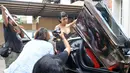 Julia Perez berakting membuka pintu Lamborghini saat syuting video klip berjudul Lonely di kawasan Pondok Indah, Jakarta, Rabu (21/1/2014).(Liputan6.com/Panji Diksana)