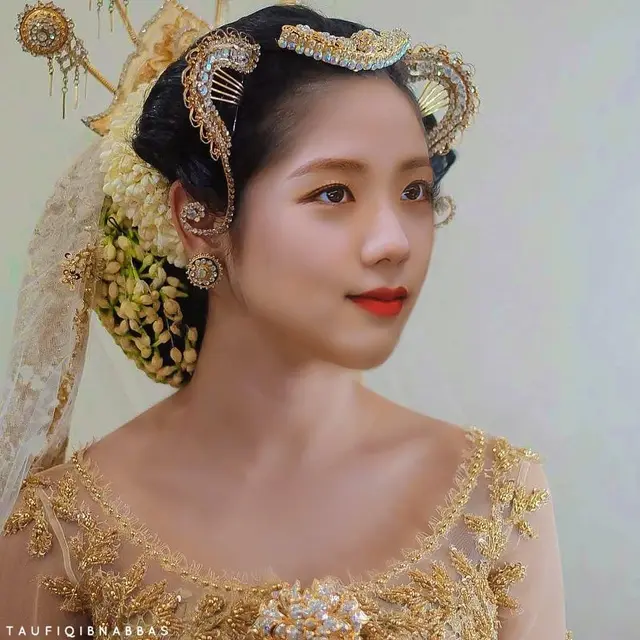 7 Editan Foto Artis Korea Pakai Busana Adat Indonesia Ini Bikin Senyum
