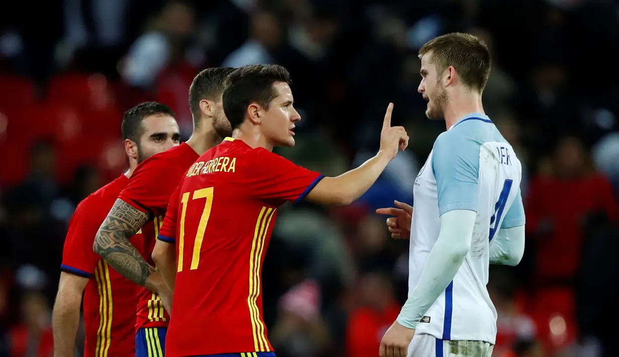 Gelandang Inggris, Eric Dier (kanan), bersitegang dengan pemain Spanyol, Ander Herrera, dalam laga persahabatan di Stadion Wembley, Selasa (15/11/2016). (Reuters/Eddie Keogh)