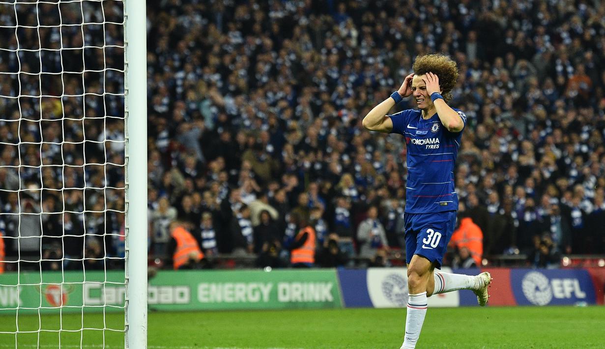Ekspresi David Luiz uai gagal mengeksekusi tendangan penalti pada laga final Carabao Cup 2019 yang berlangsung di stadon Wembley, London, Senin (25/2). Man City menang 4-3 atas Chelsea lewat drama adu penalti. (AFP/Glyn Kirk)