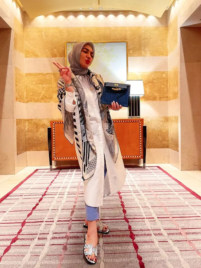 Potret Syahrini di Masjid Camii Tokyo