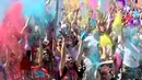 Peserta lomba bergembira saat disiram bubuk warna-warni saat mengikuti Kyiv Color Run di Kiev, Ukraina, Minggu (10/6). The Color Run diluncurkan dan diselenggarakan pertama kali pada Januari 2012 di Amerika Serikat. (AFP PHOTO/Sergei SUPINSKY)