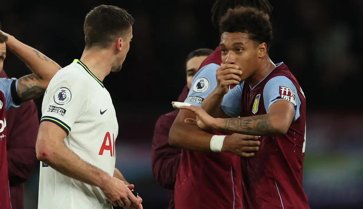 Gelandang Aston Villa, Boubacar Kamara (kanan) terlibat pertikaian dengan bek Tottenham Hotspur, Clement Lenglet setelah berakhirnya laga Liga Inggris 2022/2023 di Tottenham Hotspur Stadium, London (1/1/2023). Boubacar Kamara didatangkan Aston Villa secara gratis dari Olympique Marseille pada awal musim 2022/2023 dan masih terikat kontrak hingga 30 Juni 2027. Hingga kini ia telah tampil dalam 24 laga di Liga Inggris dengan torehan 1 assist. (AFP/Adrian Dennis)