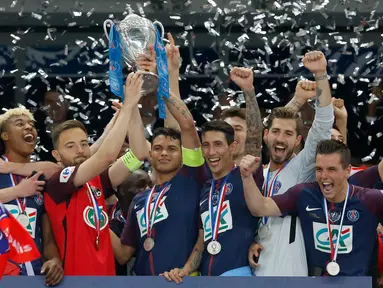 Pemain Paris Saint-Germain, Thiago Silva (tengah) memegang trofi seusai menjuarai Piala Prancis (Coupe de France) di Stade de France, Rabu (9/5). PSG menang 2-0 atas Tim divisi tiga, Les Herbiers pada final Piala Prancis. (AFP/FRANCK FIFE)