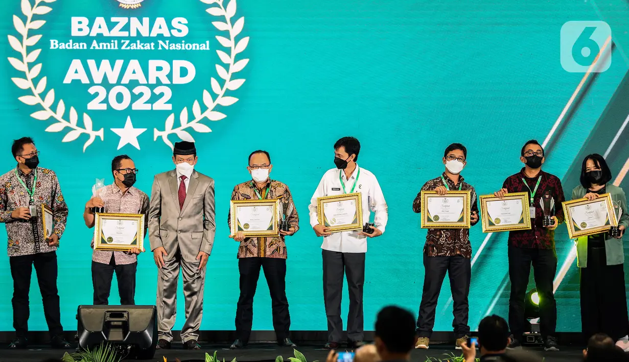Pemimpin Redaksi Liputan6.com Irna Gustiawati (kanan) berpose dengan sejumlah penerima penghargaan Baznas Award 2022 di The Sultan Hotel, Jakarta, Senin (17/1/2022). Media Liputan6.com menyabet penghargaan sebagai media pendukung gerakan zakat Indonesia. (Liputan6.com/Johan Tallo)