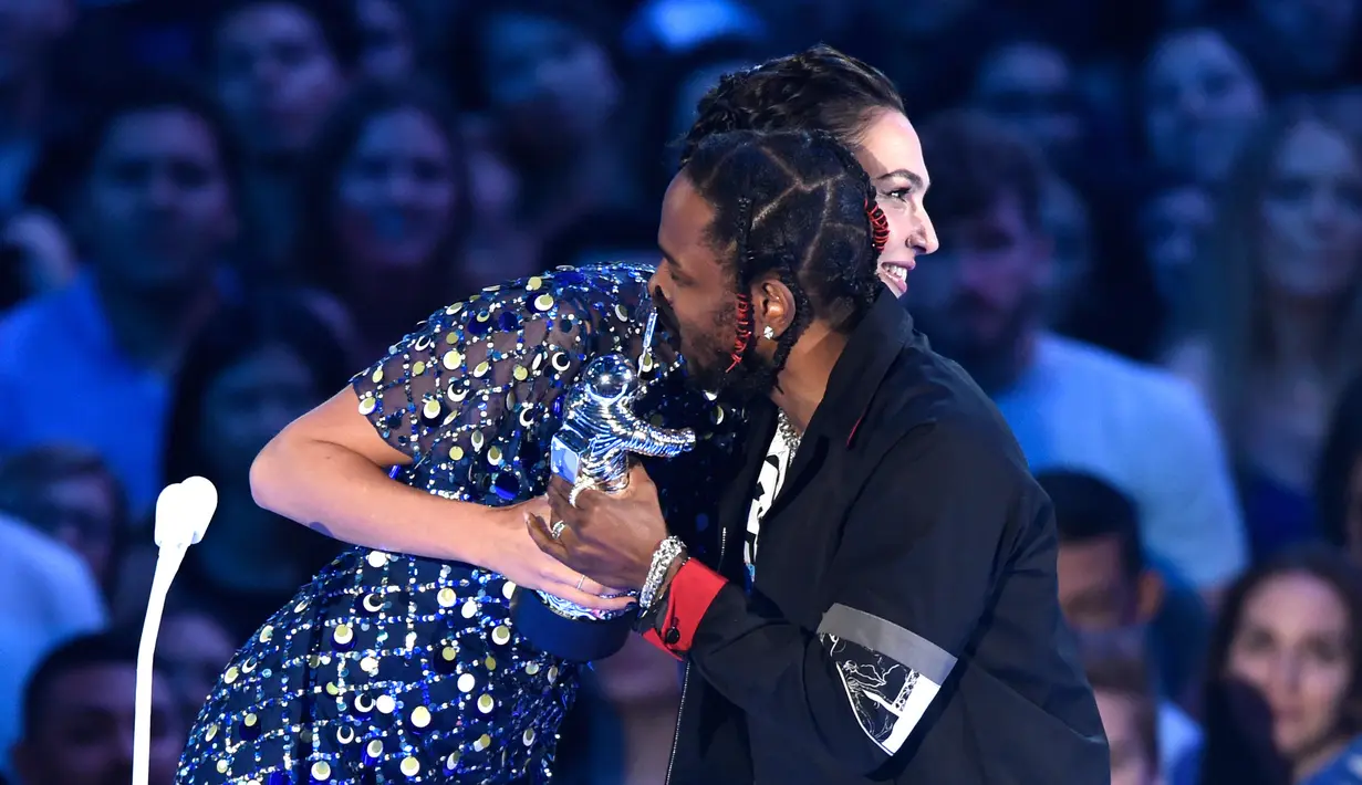 Aktris Gal Gadot berpelukan dengan Kendrick Lamar setelah memberi penghargaan pada MTV Video Music Awards (VMA) 2017 di Inglewood, California, AS (27/8). (Photo by Chris Pizzello/Invision/AP)