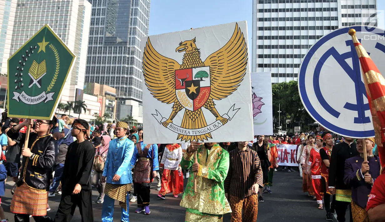 Umat lintas agama melakukan gerak jalan menyambut Pemilu 2019 di kawasan Car Free Day, Jakarta, Minggu (21/10). Acara bertema 'Kerukunan Umat Beragama' ini digelar oleh Kementerian Agama dan seluruh instansi berbagai agama. (Merdeka.com/ Iqbal S. Nugroho)