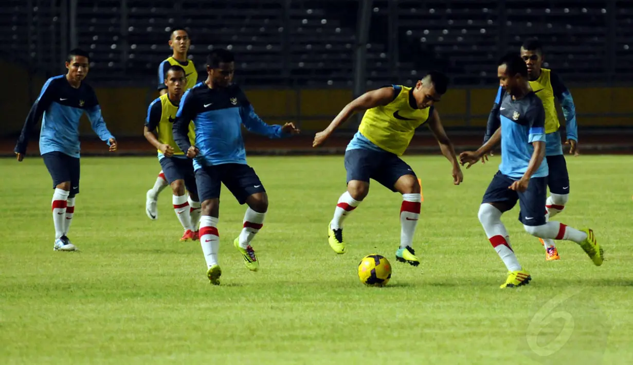 Menurut pelatih timnas Indonesia U19, Indra Sjafrie, latihan yang dilakukan di Stadion GBK Jakarta selain untuk menghadapi Myanmar juga difokuskan pada pemantapan program, (3/5/2014). (Liputan6.com/Helmi Fithriansyah)