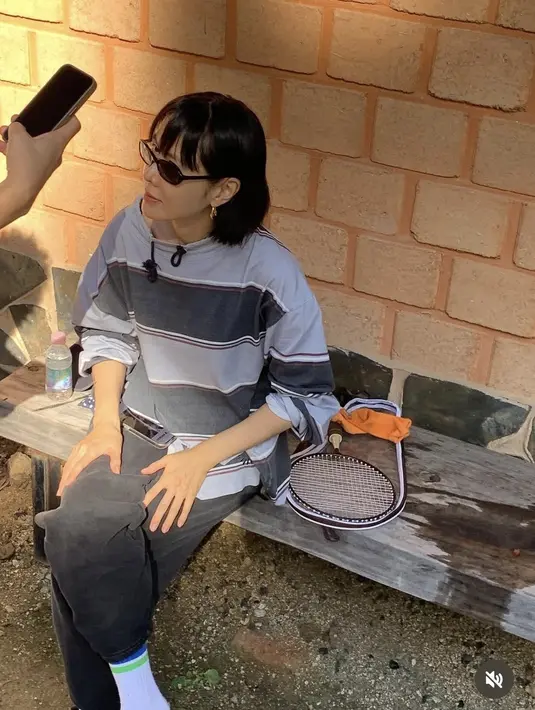 <p>Rambut pendeknya ini pun membuat tampil lebih fresh dan awet muda. Ditambah gaya pakaiannya yang santai.[@yejinhand]</p>