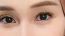 Untuk riasan mata, Ayu mengaplikasikan eyeshadow shimmer coklat dan bulu mata lentik. Serta eyeliner tipisnya.  [@ayutingting92]